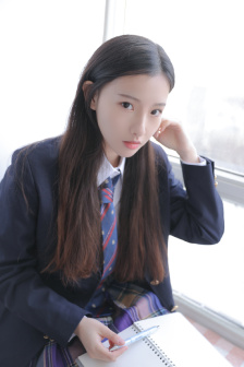 女生穿露胸衣服